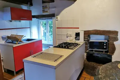 Cuisine ou kitchenette dans l'établissement Petite maison dans les Monts d'Arrée TY COZ