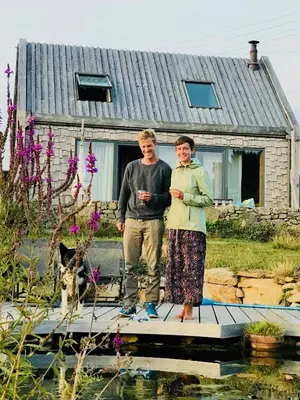 Clients de l'établissement P'ti Gîte en paille face à l'Océan
