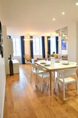 Coin salon dans l'établissement La Maison du Quai Triplex de charme 4 étoiles en hyper centre avec SPA