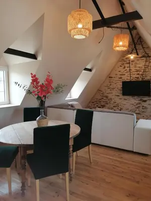 Coin salon dans l'établissement Moulin de brezal et étang à 20 minute de la mer