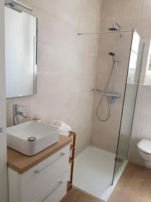 Salle de bains dans l'établissement Brest : Beau T1 en centre ville