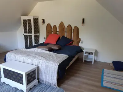 Un ou plusieurs lits dans un hébergement de l'établissement Appartement en lisière de forêt avec étang