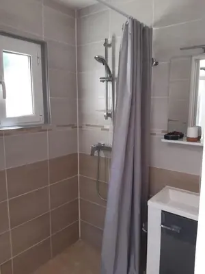 Salle de bains dans l'établissement Appartement en lisière de forêt avec étang