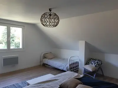 Un ou plusieurs lits dans un hébergement de l'établissement Appartement en lisière de forêt avec étang