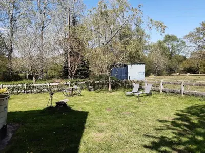 Jardin de l'établissement Appartement en lisière de forêt avec étang