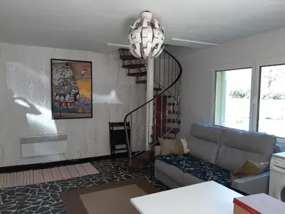 Coin salon dans l'établissement Appartement en lisière de forêt avec étang