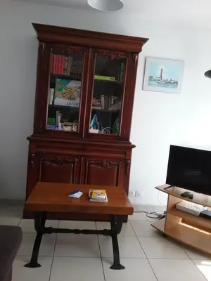 Bibliothèque dans la maison de vacances
