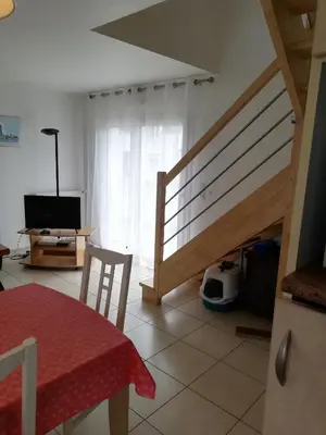 Télévision ou salle de divertissement dans l'établissement Maison bord de mer