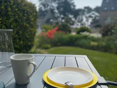 Jardin de l'établissement Appartement à Fouesnant avec piscine chauffée, proche plage et GR34 - FR-1-481-109
