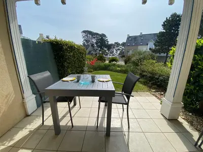 Balcon ou terrasse dans l'établissement Appartement à Fouesnant avec piscine chauffée, proche plage et GR34 - FR-1-481-109