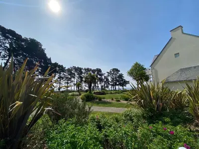 Jardin de l'établissement Appartement à Fouesnant avec piscine chauffée, proche plage et GR34 - FR-1-481-109