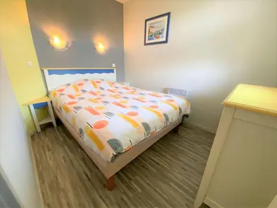 Un ou plusieurs lits dans un hébergement de l'établissement Appartement à Fouesnant avec piscine chauffée, proche plage et GR34 - FR-1-481-109
