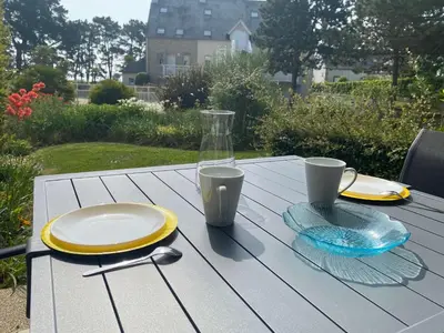 Jardin de l'établissement Appartement à Fouesnant avec piscine chauffée, proche plage et GR34 - FR-1-481-109