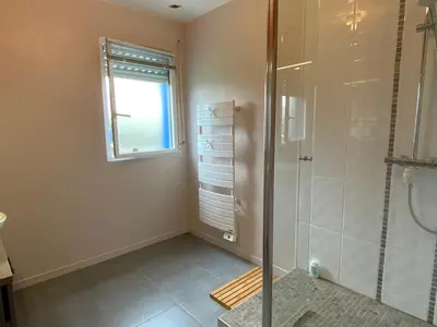 Salle de bains dans l'établissement Magnifique Maison face à l'Océan - Pointe du RAZ