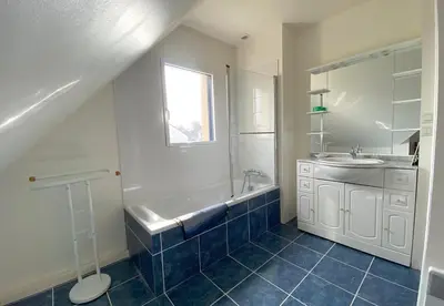 Salle de bains dans l'établissement CARANTEC MAISON FAMILIALE AVEC JARDIN 9 personnes