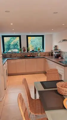 Cuisine ou kitchenette dans l'établissement Grande maison familiale, Concarneau