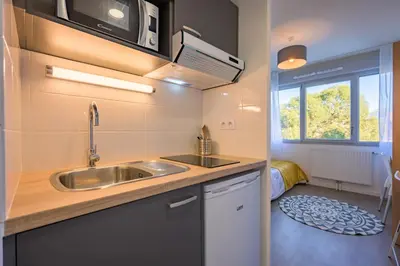 Cuisine ou kitchenette dans l'établissement Résidence Nemea Brest Campus Kervern