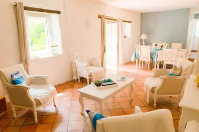 Coin salon dans l'établissement Charmante maison pour 7 à Tréguennec