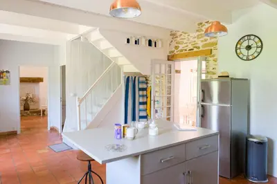 Cuisine ou kitchenette dans l'établissement Charmante maison pour 7 à Tréguennec