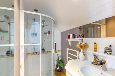 Salle de bains dans l'établissement Le Phare de Trézien - Proche plage