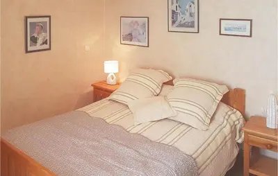 Un ou plusieurs lits dans un hébergement de l'établissement 2 Bedroom Nice Home In Plonevez Porzay