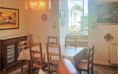 Coin salon dans l'établissement 2 Bedroom Nice Home In Plonevez Porzay