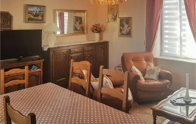 Télévision ou salle de divertissement dans l'établissement 2 Bedroom Nice Home In Plonevez Porzay