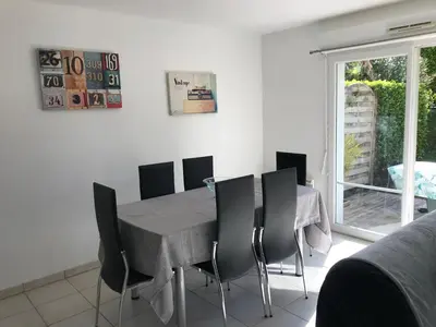 Coin salon dans l'établissement Appartement + Jardin