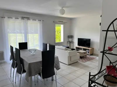 Télévision ou salle de divertissement dans l'établissement Appartement + Jardin
