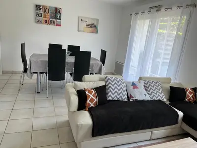 Coin salon dans l'établissement Appartement + Jardin