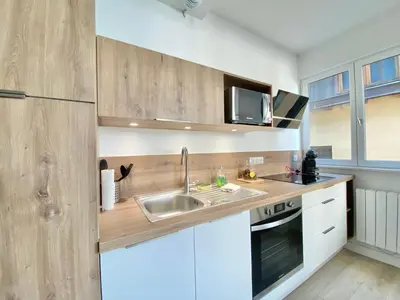 Cuisine ou kitchenette dans l'établissement LE PTIT VERT - Wifi - Confort - Entrée Autonome - Entre Gare et Centre