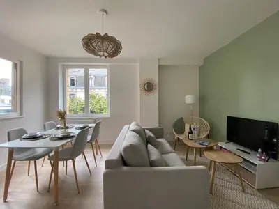 Télévision ou salle de divertissement dans l'établissement LE PTIT VERT - Wifi - Confort - Entrée Autonome - Entre Gare et Centre