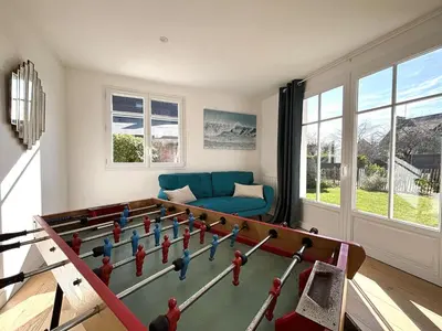 Coin salon dans l'établissement Grande Maison Rénovée 3* à Bénodet, Jardin Clos, Salle de Jeux, Parking, Wifi, Terrasse, 4 chambres - FR-1-481-112