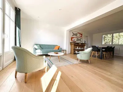 Coin salon dans l'établissement Grande Maison Rénovée 3* à Bénodet, Jardin Clos, Salle de Jeux, Parking, Wifi, Terrasse, 4 chambres - FR-1-481-112