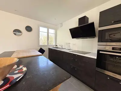 Cuisine ou kitchenette dans l'établissement Grande Maison Rénovée 3* à Bénodet, Jardin Clos, Salle de Jeux, Parking, Wifi, Terrasse, 4 chambres - FR-1-481-112