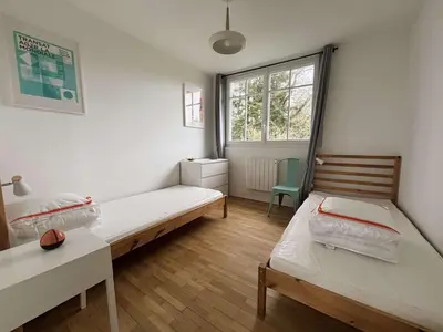 Un ou plusieurs lits dans un hébergement de l'établissement Grande Maison Rénovée 3* à Bénodet, Jardin Clos, Salle de Jeux, Parking, Wifi, Terrasse, 4 chambres - FR-1-481-112