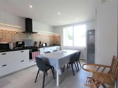 Cuisine ou kitchenette dans l'établissement Maison rénovée 3 étoiles à 150m de la plage, idéale pour familles avec espace enfants et Wifi - FR-1-481-116