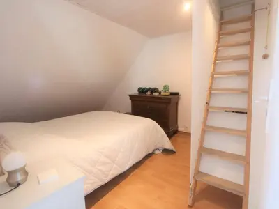 Un ou plusieurs lits dans un hébergement de l'établissement Maison rénovée 3 étoiles à 150m de la plage, idéale pour familles avec espace enfants et Wifi - FR-1-481-116