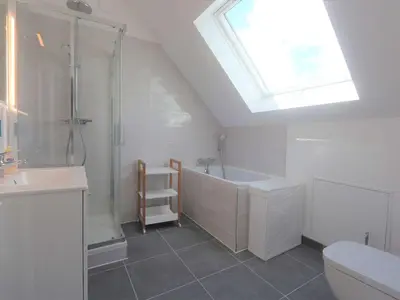 Salle de bains dans l'établissement Maison rénovée 3 étoiles à 150m de la plage, idéale pour familles avec espace enfants et Wifi - FR-1-481-116