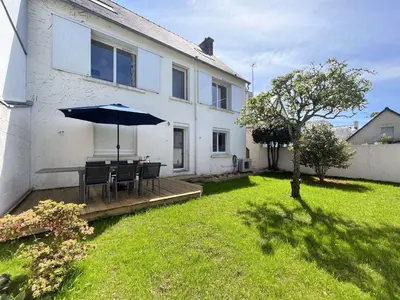Jardin de l'établissement Maison rénovée 3 étoiles à 150m de la plage, idéale pour familles avec espace enfants et Wifi - FR-1-481-116