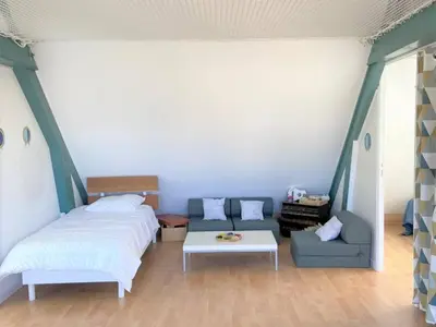 Un ou plusieurs lits dans un hébergement de l'établissement Maison rénovée 3 étoiles à 150m de la plage, idéale pour familles avec espace enfants et Wifi - FR-1-481-116