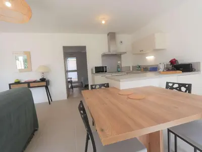 Cuisine ou kitchenette dans l'établissement Duplex lumineux à Bénodet: plage et thalasso à pied, terrasse, parking et abri vélo inclus - FR-1-481-117