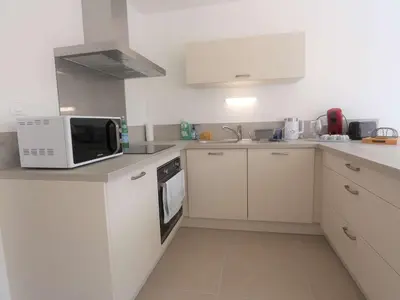Cuisine ou kitchenette dans l'établissement Duplex lumineux à Bénodet: plage et thalasso à pied, terrasse, parking et abri vélo inclus - FR-1-481-117