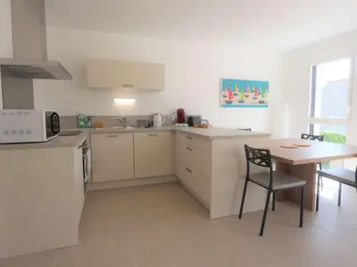 Cuisine ou kitchenette dans l'établissement Duplex lumineux à Bénodet: plage et thalasso à pied, terrasse, parking et abri vélo inclus - FR-1-481-117