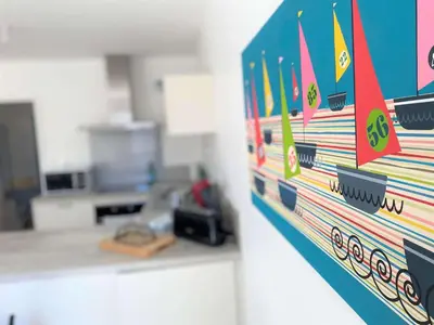 Cuisine ou kitchenette dans l'établissement Duplex lumineux à Bénodet: plage et thalasso à pied, terrasse, parking et abri vélo inclus - FR-1-481-117