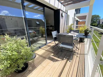 Balcon ou terrasse dans l'établissement Duplex lumineux à Bénodet: plage et thalasso à pied, terrasse, parking et abri vélo inclus - FR-1-481-117