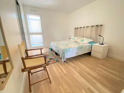 Un ou plusieurs lits dans un hébergement de l'établissement Duplex lumineux à Bénodet: plage et thalasso à pied, terrasse, parking et abri vélo inclus - FR-1-481-117