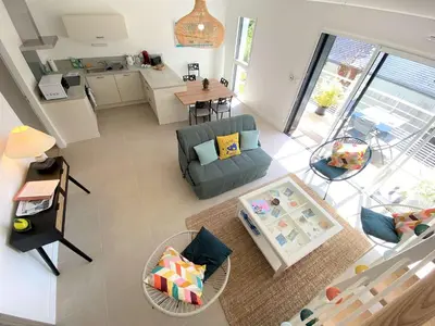 Coin salon dans l'établissement Duplex lumineux à Bénodet: plage et thalasso à pied, terrasse, parking et abri vélo inclus - FR-1-481-117
