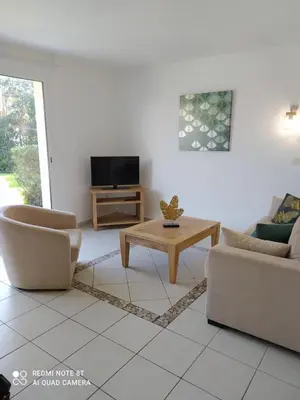 Télévision ou salle de divertissement dans l'établissement Location appartement meublé bord de mer