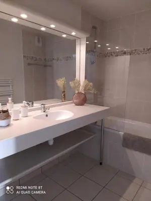 Salle de bains dans l'établissement Location appartement meublé bord de mer